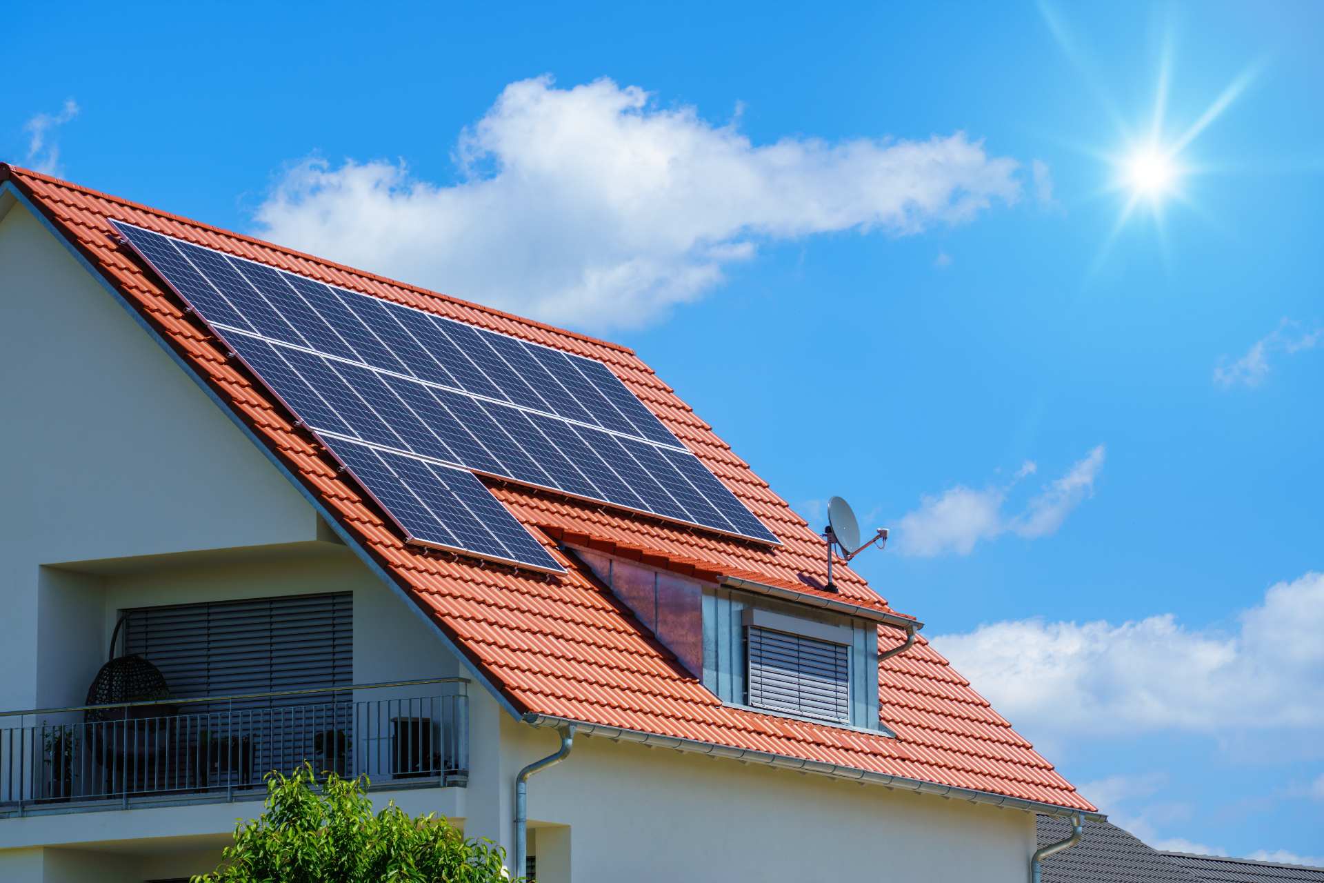 Tejado de un chalet  con paneles solares